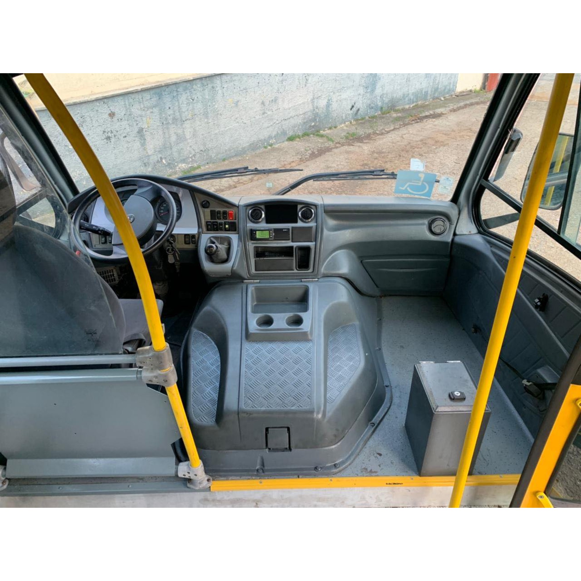 Para não faltar à aula: ônibus escolar 4x4 tem TV e até frigobar